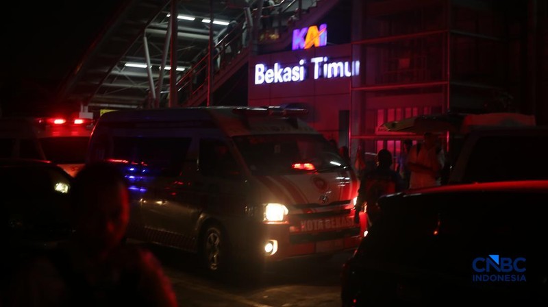 Penumpang terdampak usai rangkaian commuter line  dtertabrak KA Argo Bromo Anggrek di Stasiun Bekasi Timur, Jawa Barat, Senin (27/4/2026). (CNBC Indonesia/Tias Budiarto)