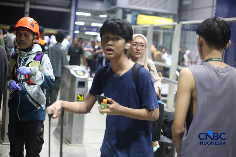 Suasana saat proses evakuasi penumpang yang terjebak di rangkaian commuter line usai dtertabrak KA Argo Bromo Anggrek di Stasiun Bekasi Timur, Jawa Barat, Senin (27/4/2026). (CNBC Indonesia/Tias Budiarto)