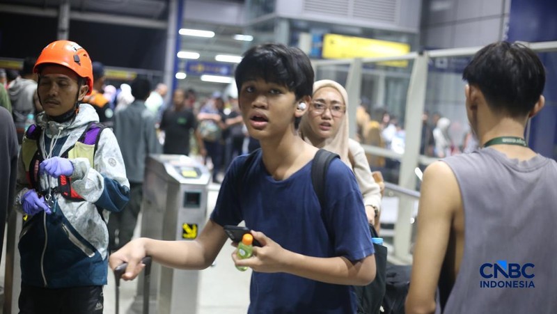 Penumpang terdampak usai rangkaian commuter line  dtertabrak KA Argo Bromo Anggrek di Stasiun Bekasi Timur, Jawa Barat, Senin (27/4/2026). (CNBC Indonesia/Tias Budiarto)