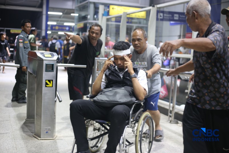 Suasana saat proses evakuasi penumpang yang terjebak di rangkaian commuter line usai dtertabrak KA Argo Bromo Anggrek di Stasiun Bekasi Timur, Jawa Barat, Senin (27/4/2026). (CNBC Indonesia/Tias Budiarto)