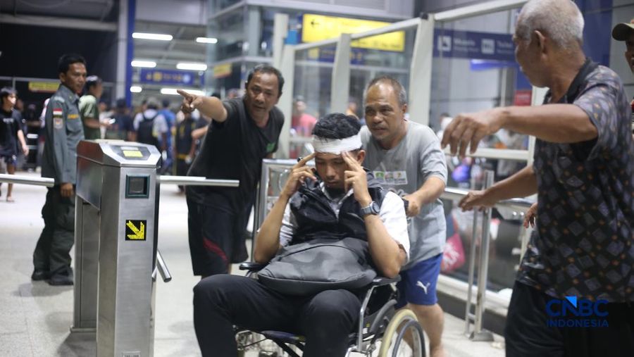 Penumpang terdampak usai rangkaian commuter line  dtertabrak KA Argo Bromo Anggrek di Stasiun Bekasi Timur, Jawa Barat, Senin (27/4/2026). (CNBC Indonesia/Tias Budiarto)