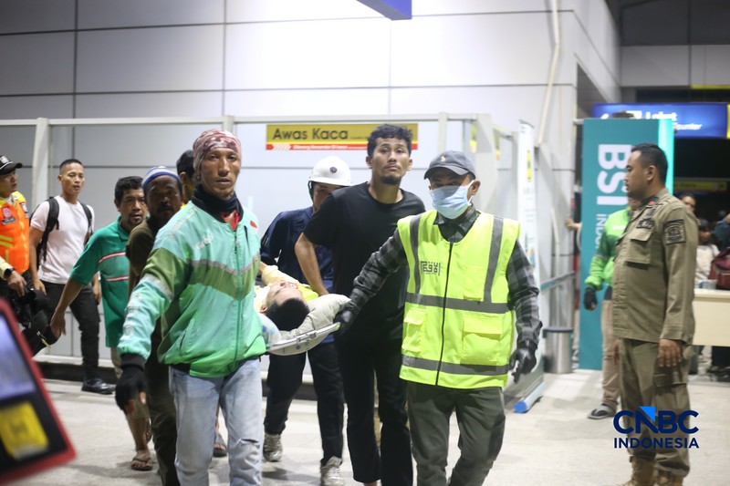 Petugas darurat menyelamatkan korban yang terjebak di dalam kereta yang rusak setelah dua kereta bertabrakan pada Senin malam di kota Bekasi, provinsi Jawa Barat, Indonesia, 27 April 2026. (REUTERS/Ajeng Dinar Ulfiana)