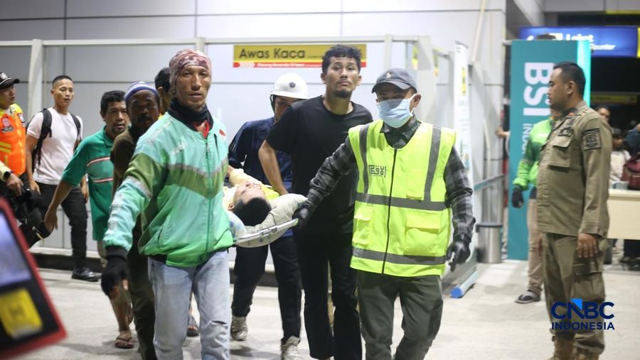 Penumpang terdampak usai rangkaian commuter line  dtertabrak KA Argo Bromo Anggrek di Stasiun Bekasi Timur, Jawa Barat, Senin (27/4/2026). (CNBC Indonesia/Tias Budiarto)