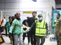 Penumpang terdampak usai rangkaian commuter line  dtertabrak KA Argo Bromo Anggrek di Stasiun Bekasi Timur, Jawa Barat, Senin (27/4/2026). (CNBC Indonesia/Tias Budiarto)