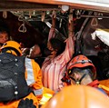 Tim tanggap darurat mengevakasi korban korban yang terjebak di dalam kereta yang rusak setelah dua kereta bertabrakan  di Stasiusn Bekasi Timur, Bekasi, Jawa Barat, Senin (27/4/2026). (REUTERS/Ajeng Dinar Ulfiana)