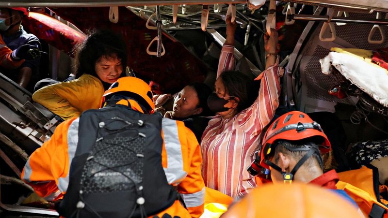 Petugas darurat menyelamatkan korban yang terjebak di dalam kereta yang rusak setelah dua kereta bertabrakan pada Senin malam di kota Bekasi, provinsi Jawa Barat, Indonesia, 27 April 2026. (REUTERS/Ajeng Dinar Ulfiana)