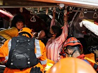 Tim tanggap darurat mengevakasi korban korban yang terjebak di dalam kereta yang rusak setelah dua kereta bertabrakan  di Stasiusn Bekasi Timur, Bekasi, Jawa Barat, Senin (27/4/2026). (REUTERS/Ajeng Dinar Ulfiana)