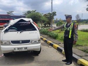 Pikap Ngebut lalu Tabrak Median di Tol Semarang, Pengemudi Tewas
