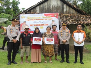 Dukung Ketahanan Sosial, Polda Sumsel Bagikan Ratusan Paket Bansos di OKU Timur