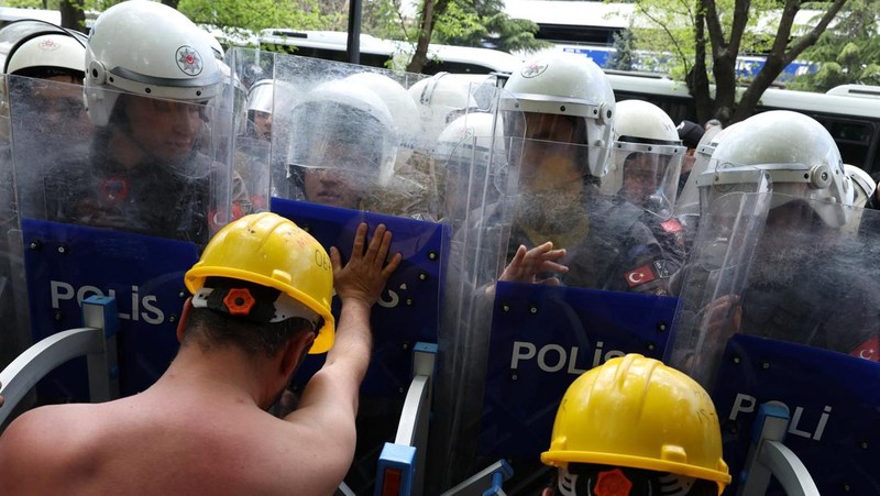 Polisi menghalangi para penambang Doruk Madencilik yang melakukan mogok makan untuk berbaris ke kementerian energi di Ankara, Turki, Senin (27/4/2026). (REUTERS/Efekan Akyuz)
