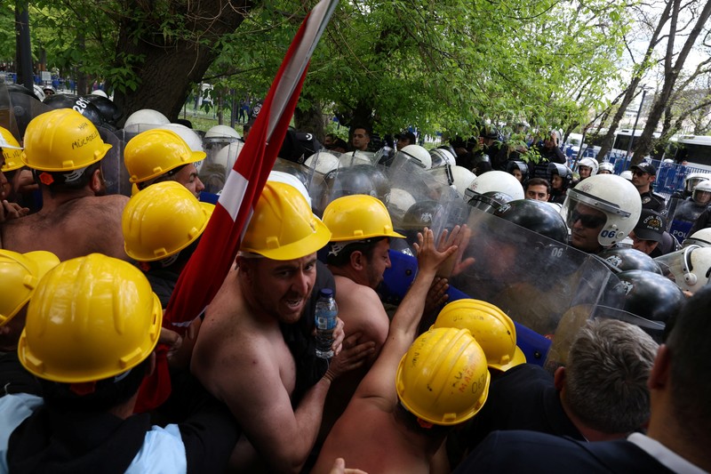 Polisi menghalangi para penambang Doruk Madencilik yang melakukan mogok makan untuk berbaris ke kementerian energi di Ankara, Turki, Senin (27/4/2026). (REUTERS/Efekan Akyuz)