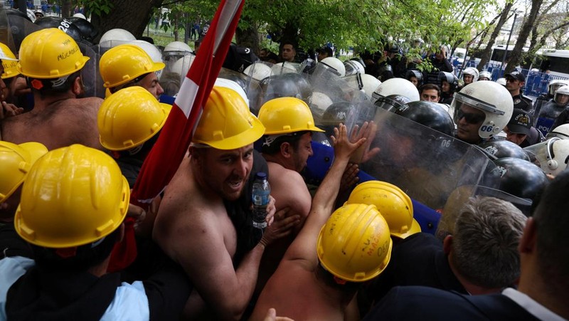 Polisi menghalangi para penambang Doruk Madencilik yang melakukan mogok makan untuk berbaris ke kementerian energi di Ankara, Turki, Senin (27/4/2026). (REUTERS/Efekan Akyuz)