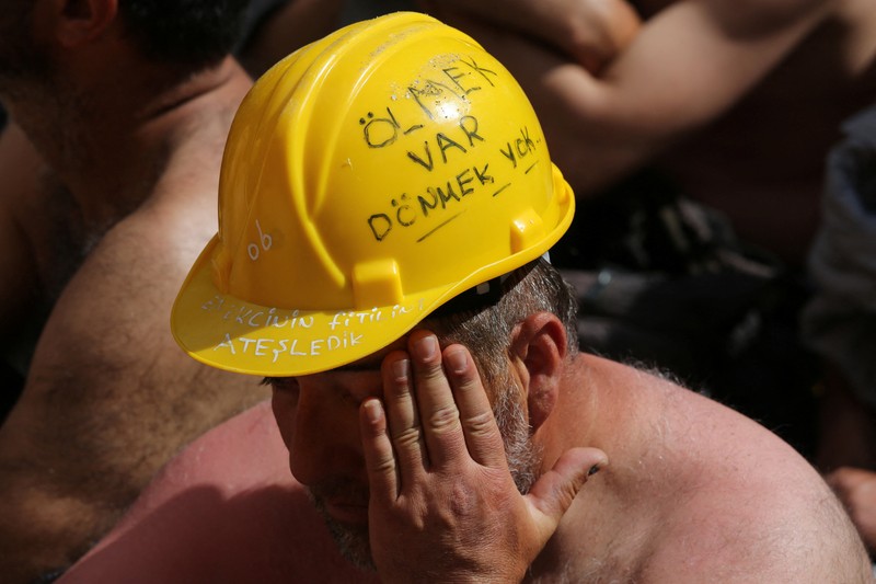 Polisi menghalangi para penambang Doruk Madencilik yang melakukan mogok makan untuk berbaris ke kementerian energi di Ankara, Turki, Senin (27/4/2026). (REUTERS/Efekan Akyuz)
