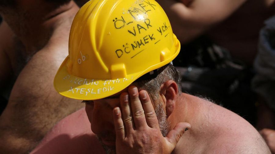 Polisi menghalangi para penambang Doruk Madencilik yang melakukan mogok makan untuk berbaris ke kementerian energi di Ankara, Turki, Senin (27/4/2026). (REUTERS/Efekan Akyuz)