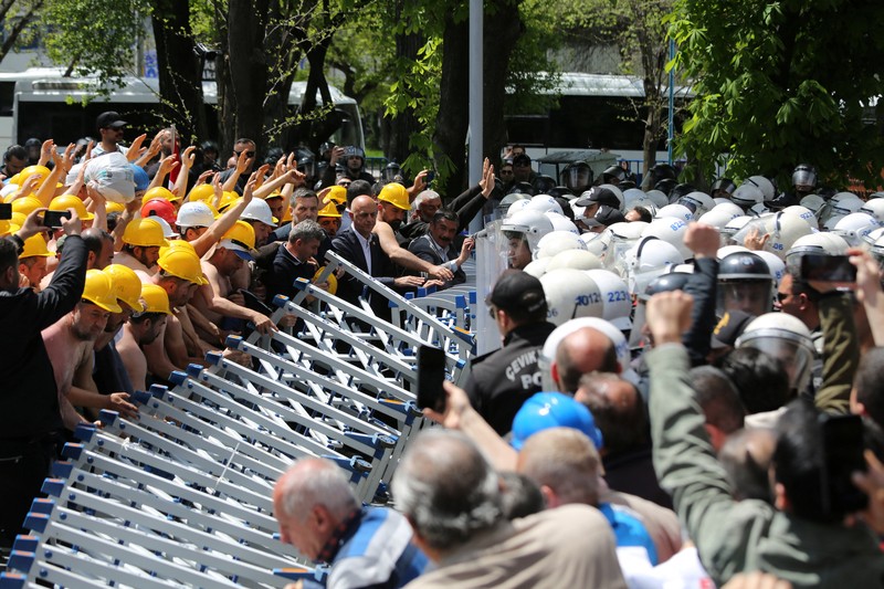 Polisi menghalangi para penambang Doruk Madencilik yang melakukan mogok makan untuk berbaris ke kementerian energi di Ankara, Turki, Senin (27/4/2026). (REUTERS/Efekan Akyuz)
