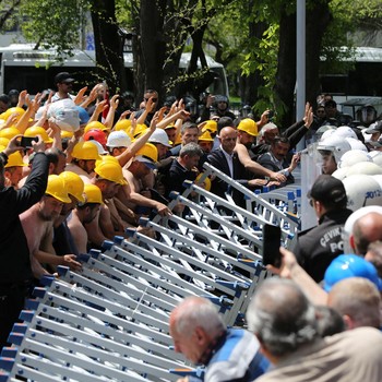 Polisi menghalangi para penambang Doruk Madencilik yang melakukan mogok makan untuk berbaris ke kementerian energi di Ankara, Turki, Senin (27/4/2026). (REUTERS/Efekan Akyuz)