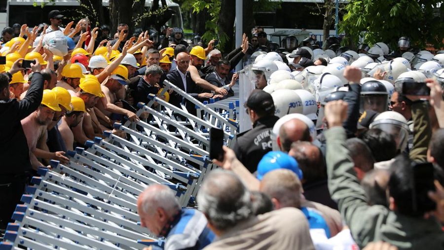 Polisi menghalangi para penambang Doruk Madencilik yang melakukan mogok makan untuk berbaris ke kementerian energi di Ankara, Turki, Senin (27/4/2026). (REUTERS/Efekan Akyuz)