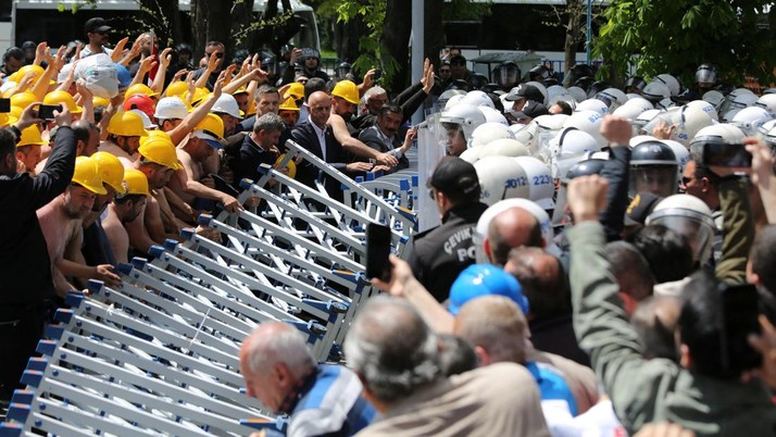 Polisi menghalangi para penambang Doruk Madencilik yang melakukan mogok makan untuk berbaris ke kementerian energi di Ankara, Turki, Senin (27/4/2026). (REUTERS/Efekan Akyuz)