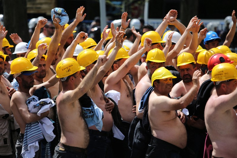 Polisi menghalangi para penambang Doruk Madencilik yang melakukan mogok makan untuk berbaris ke kementerian energi di Ankara, Turki, Senin (27/4/2026). (REUTERS/Efekan Akyuz)