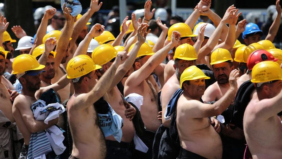 Polisi menghalangi para penambang Doruk Madencilik yang melakukan mogok makan untuk berbaris ke kementerian energi di Ankara, Turki, Senin (27/4/2026). (REUTERS/Efekan Akyuz)