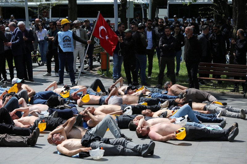 Polisi menghalangi para penambang Doruk Madencilik yang melakukan mogok makan untuk berbaris ke kementerian energi di Ankara, Turki, Senin (27/4/2026). (REUTERS/Efekan Akyuz)