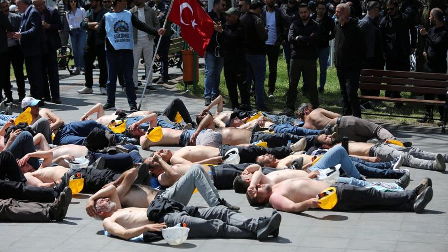 Polisi menghalangi para penambang Doruk Madencilik yang melakukan mogok makan untuk berbaris ke kementerian energi di Ankara, Turki, Senin (27/4/2026). (REUTERS/Efekan Akyuz)
