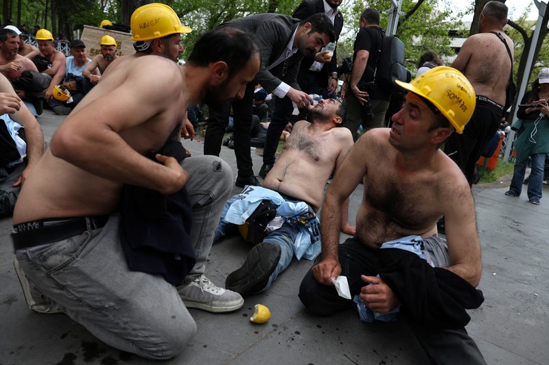 Polisi menghalangi para penambang Doruk Madencilik yang melakukan mogok makan untuk berbaris ke kementerian energi di Ankara, Turki, Senin (27/4/2026). (REUTERS/Efekan Akyuz)