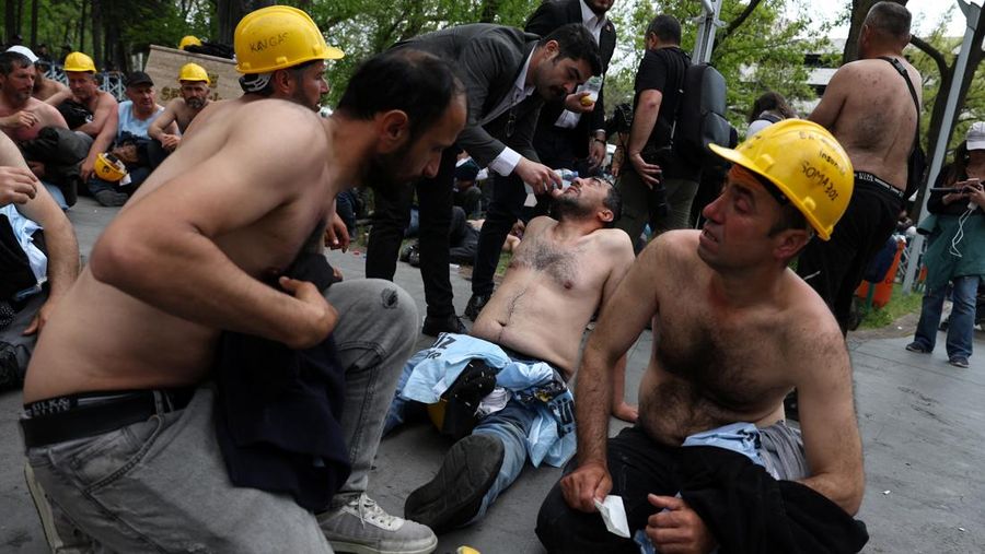 Polisi menghalangi para penambang Doruk Madencilik yang melakukan mogok makan untuk berbaris ke kementerian energi di Ankara, Turki, Senin (27/4/2026). (REUTERS/Efekan Akyuz)