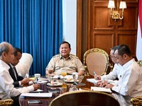 Presiden Prabowo Subianto memanggil Menteri Energi dan Sumber Daya Mineral (ESDM) Bahlil Lahadalia di Istana Merdeka, Jakarta, pada Senin, 27 April 2026, guna memastikan kondisi energi nasional tetap aman dan stabil, meskipun terjadi ketegangan geopo
