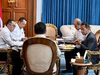 Presiden Prabowo Subianto memanggil Menteri Energi dan Sumber Daya Mineral (ESDM) Bahlil Lahadalia di Istana Merdeka, Jakarta, pada Senin, 27 April 2026, guna memastikan kondisi energi nasional tetap aman dan stabil, meskipun terjadi ketegangan geopo