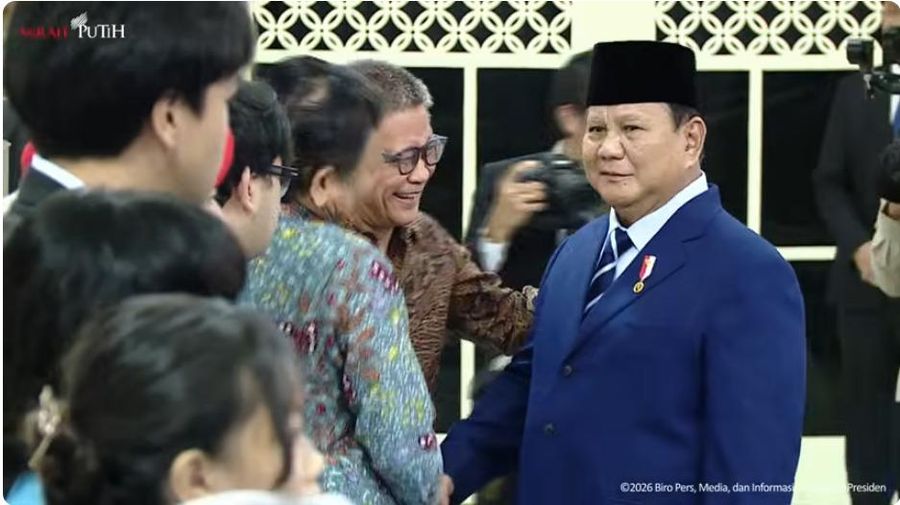 Foto: Presiden Prabowo Subianto bersalaman dengan Rocky Gerung di Istana Negara, Jakarta, Senin (28/4/2026). (Dok. Sekretariat Presiden)