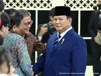 Foto: Presiden Prabowo Subianto bersalaman dengan Rocky Gerung di Istana Negara, Jakarta, Senin (28/4/2026). (Dok. Sekretariat Presiden)