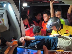 Jelang Tengah Malam, Evakuasi Korban Tabrakan KA di Bekasi Masih Berlangsung