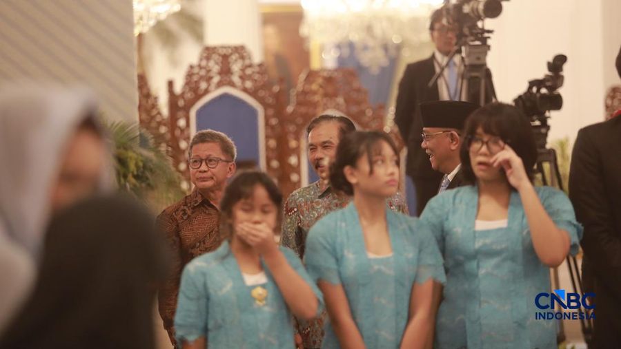 Foto: Rocky Gerung saat menghadiri pelantikan Jumhur Hidayat sebagai Menteri Lingkungan Hidup di Istana Negara, Jakarta, Senin (27/4/2026). (CNBC Indonesia/Muhammad Sabki)