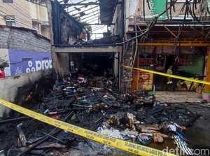 Kebakaran Hebat Ruko Furniture Jalan Gunung Soputan, Warga Panik
