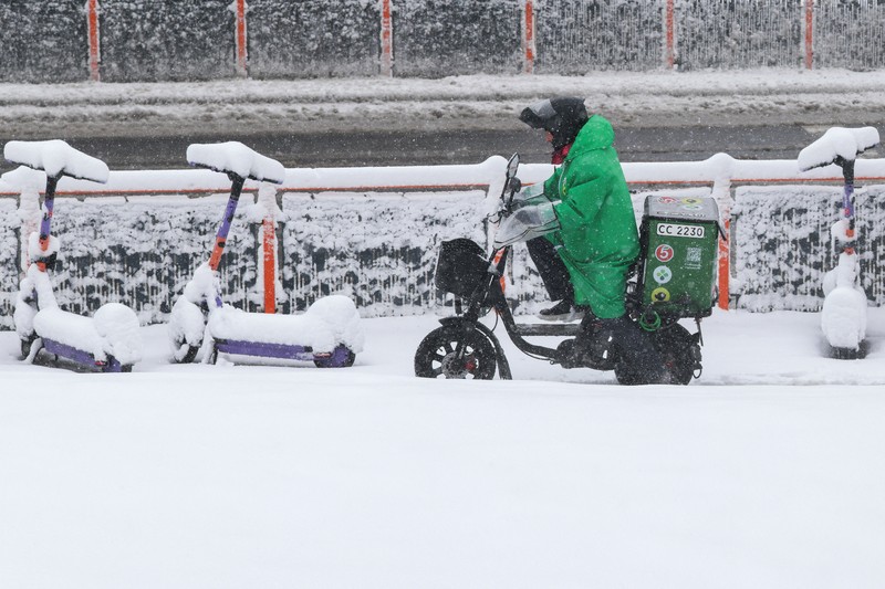 Salju turun di Moskow, Rusia, Senin (27/4/2026). (REUTERS/Ramil Sitdikov)