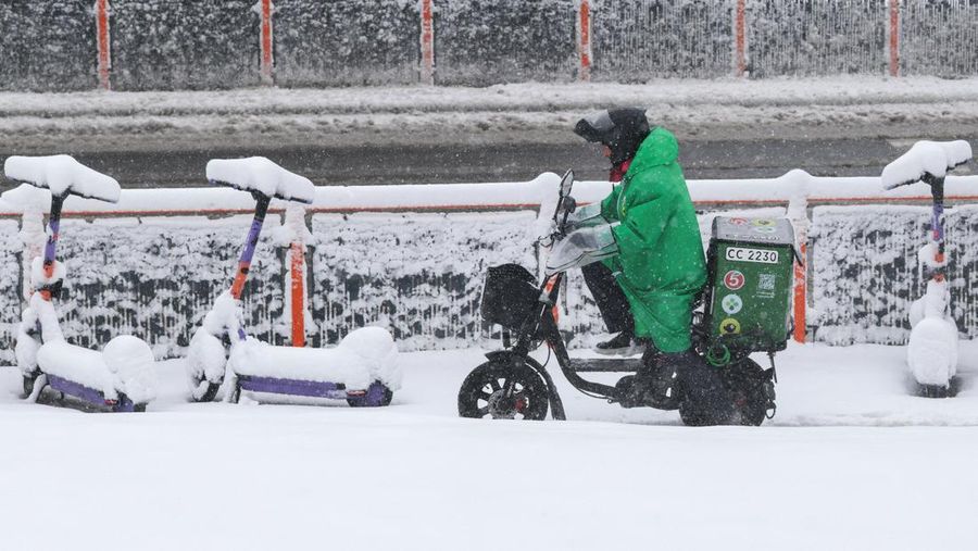 Salju turun di Moskow, Rusia, Senin (27/4/2026). (REUTERS/Ramil Sitdikov)