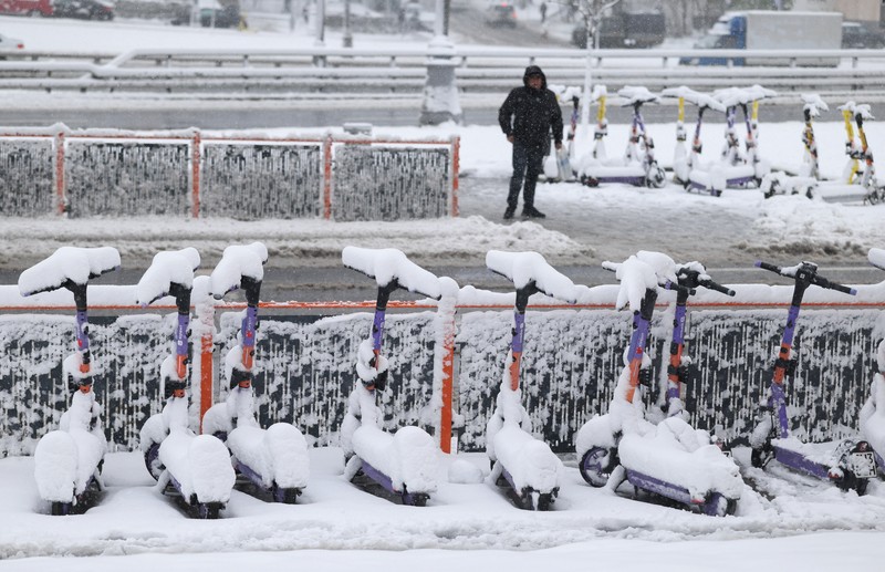 Salju turun di Moskow, Rusia, Senin (27/4/2026). (REUTERS/Ramil Sitdikov)