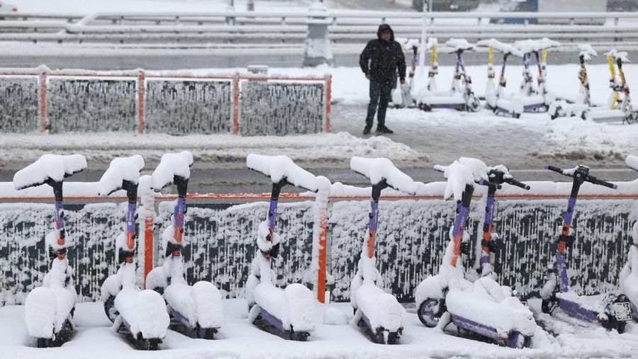 Salju turun di Moskow, Rusia, Senin (27/4/2026). (REUTERS/Ramil Sitdikov)