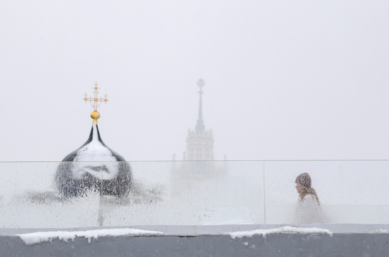 Salju turun di Moskow, Rusia, Senin (27/4/2026). (REUTERS/Ramil Sitdikov)