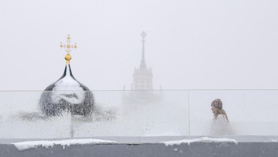 Salju turun di Moskow, Rusia, Senin (27/4/2026). (REUTERS/Ramil Sitdikov)