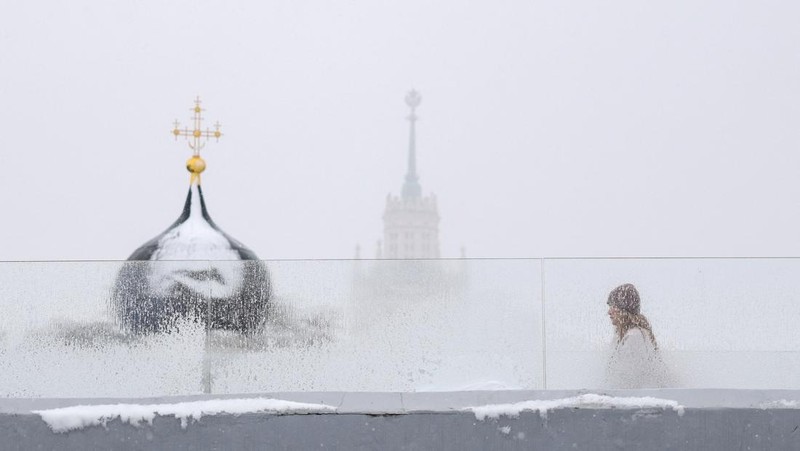 Salju turun di Moskow, Rusia, Senin (27/4/2026). (REUTERS/Ramil Sitdikov)