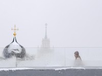 Salju turun di Moskow, Rusia, Senin (27/4/2026). (REUTERS/Ramil Sitdikov)