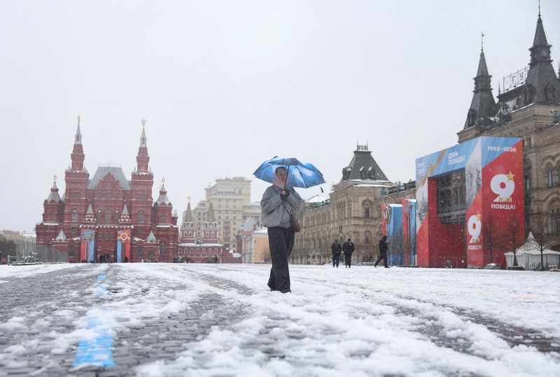 Salju turun di Moskow, Rusia, Senin (27/4/2026). (REUTERS/Ramil Sitdikov)