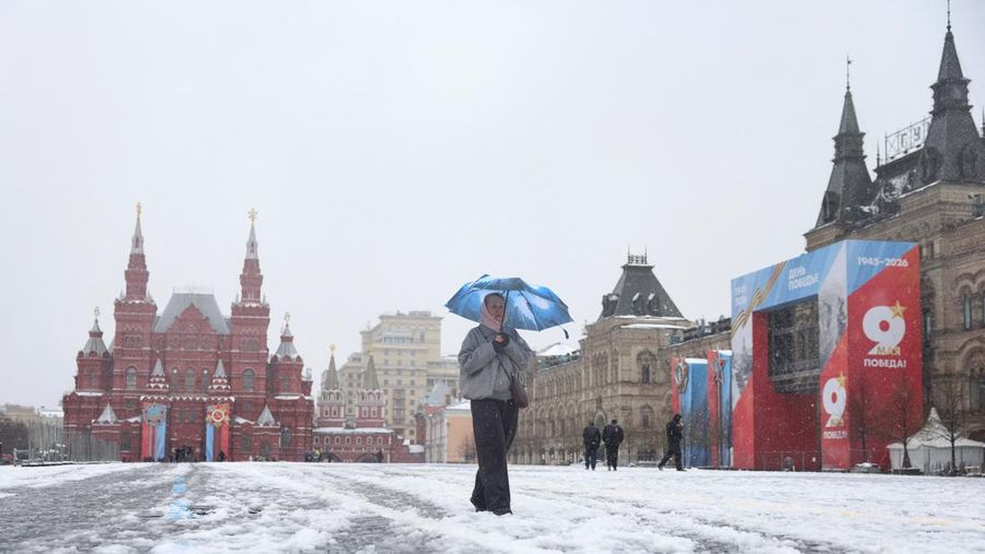 Salju turun di Moskow, Rusia, Senin (27/4/2026). (REUTERS/Ramil Sitdikov)