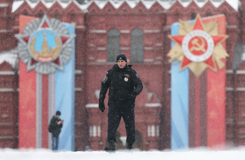 Salju turun di Moskow, Rusia, Senin (27/4/2026). (REUTERS/Ramil Sitdikov)
