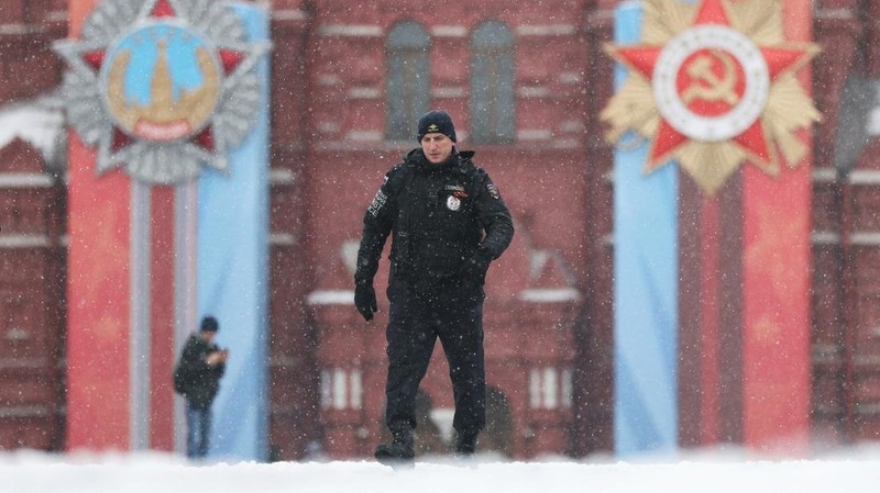 Salju turun di Moskow, Rusia, Senin (27/4/2026). (REUTERS/Ramil Sitdikov)