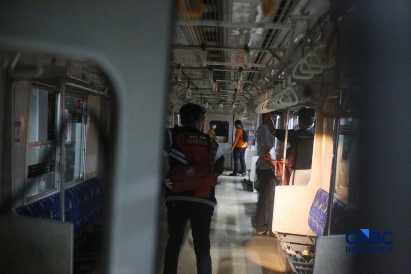 Suasana saat proses evakuasi penumpang yang terjebak di rangkaian commuter line usai dtertabrak KA Argo Bromo Anggrek di Stasiun Bekasi Timur, Jawa Barat, Senin (27/4/2026). (CNBC Indonesia/Tias Budiarto)