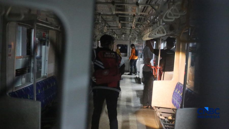 Suasana saat proses evakuasi penumpang yang terjebak di rangkaian commuter line usai dtertabrak KA Argo Bromo Anggrek di Stasiun Bekasi Timur, Jawa Barat, Senin (27/4/2026). (CNBC Indonesia/Tias Budiarto)