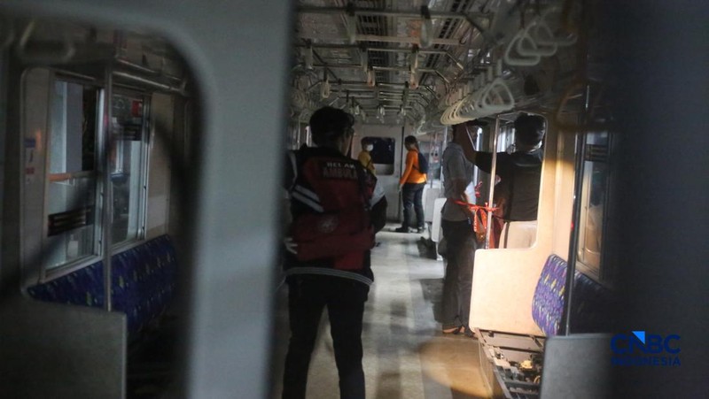 Suasana saat proses evakuasi penumpang yang terjebak di rangkaian commuter line usai dtertabrak KA Argo Bromo Anggrek di Stasiun Bekasi Timur, Jawa Barat, Senin (27/4/2026). (CNBC Indonesia/Tias Budiarto)